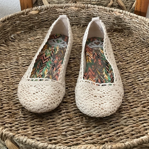 Fergalicious cream colored lacey flats are a perfect summer or springtime shoe - Picture 3 of 6